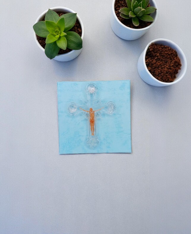 Crocifisso con Quarzo Ialino : Purificazione e Armonia per la tua casa