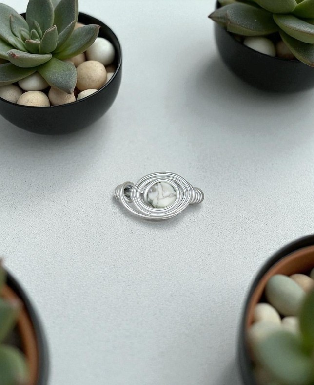 Anello Howlite : Connessione e Consapevolezza Spirituale