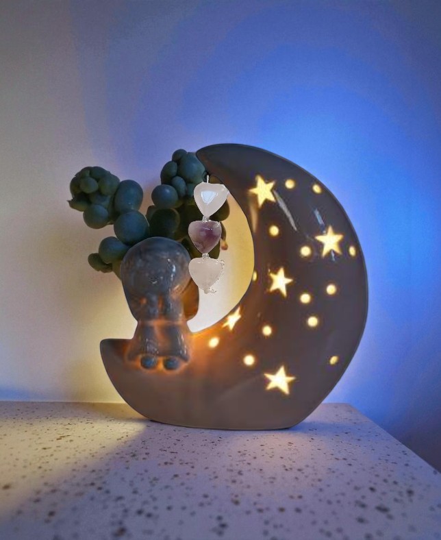 Angelo su luna ceramica con pendente in pietra e luce LED - immagine 2