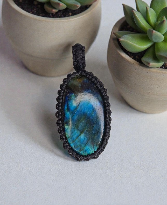 Ciondolo Artigianale in Macramè con Labradorite: Eleganza e Spiritualità Uniche - immagine 4