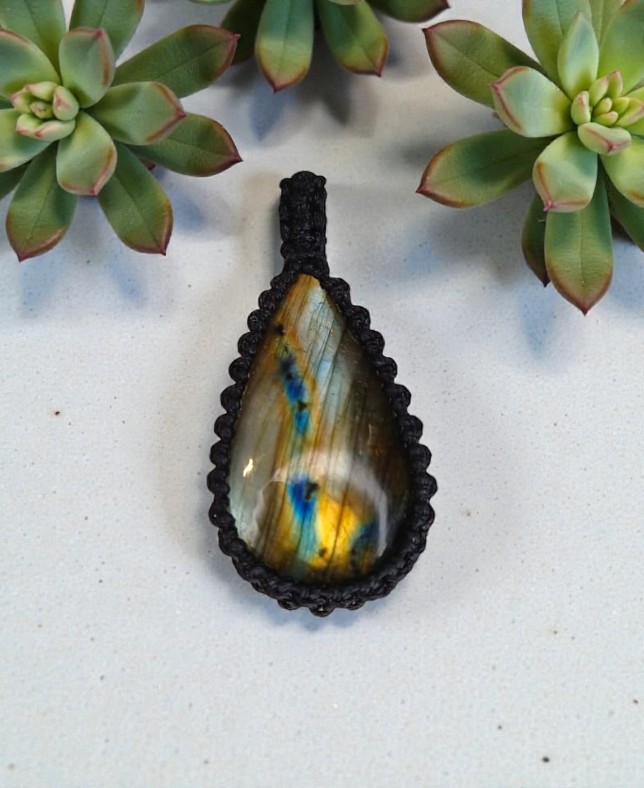 Ciondolo Artigianale in Macramè con Labradorite: Eleganza e Spiritualità Uniche - immagine 2