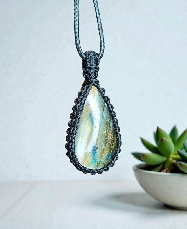 Ciondolo Artigianale in Macramè con Labradorite: Eleganza e Spiritualità Uniche