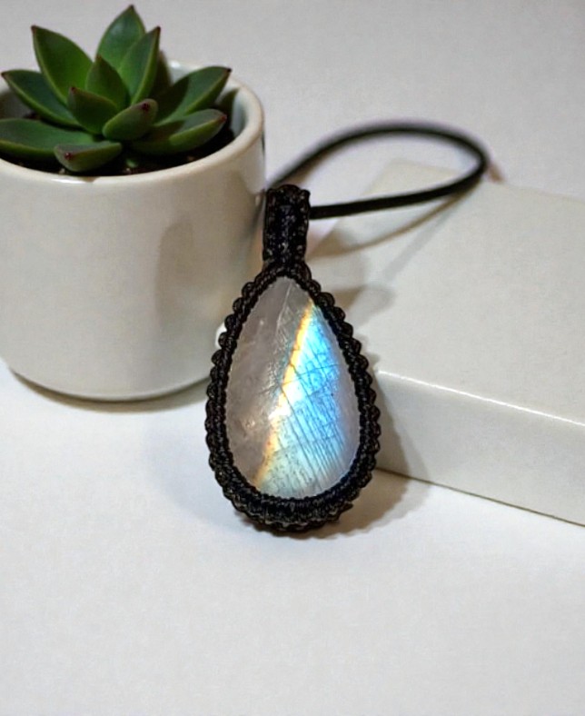 Ciondolo Artigianale in Macramè con Labradorite: Eleganza e Spiritualità Uniche - immagine 5