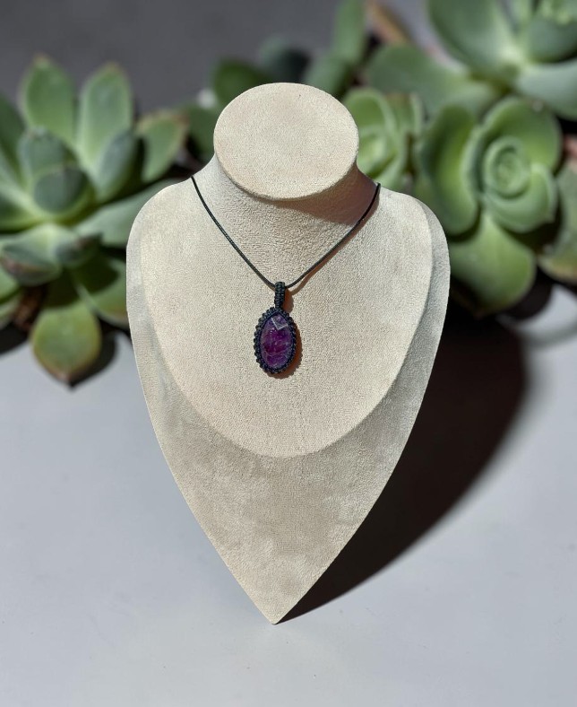 Ciondolo Artigianale in Macramè con Ametista : Eleganza viola e Crescita Spirituale - immagine 2
