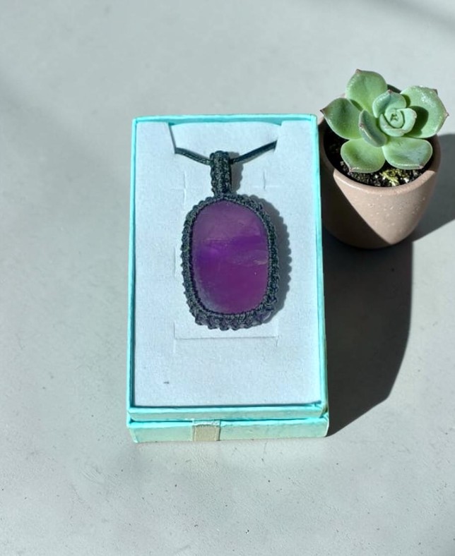 Ciondolo Artigianale in Macramè con Ametista : Eleganza viola e Crescita Spirituale