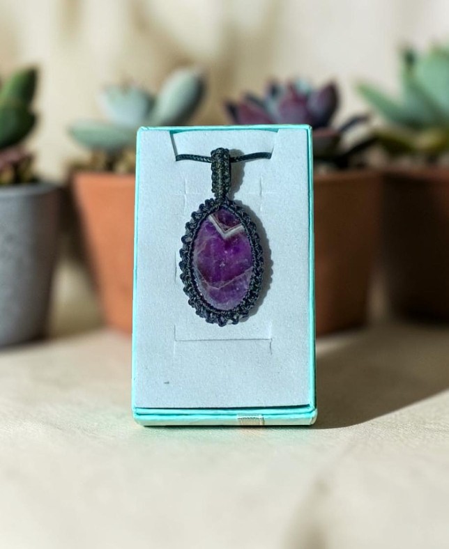 Ciondolo Artigianale in Macramè con Ametista : Eleganza viola e Crescita Spirituale