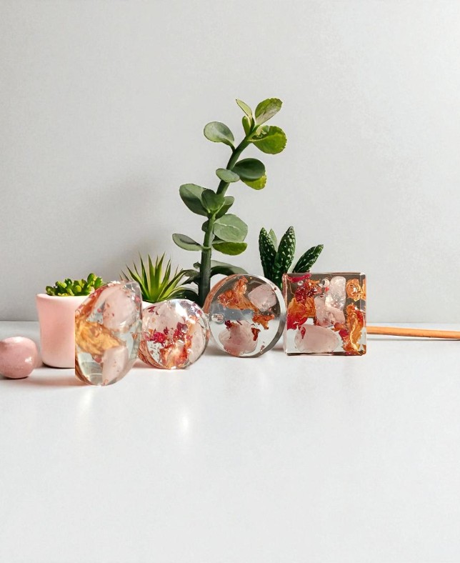 Ciondolo in Resina con Quarzo Rosa e Rose: Simbolo di Amore e Guarigione - immagine 2