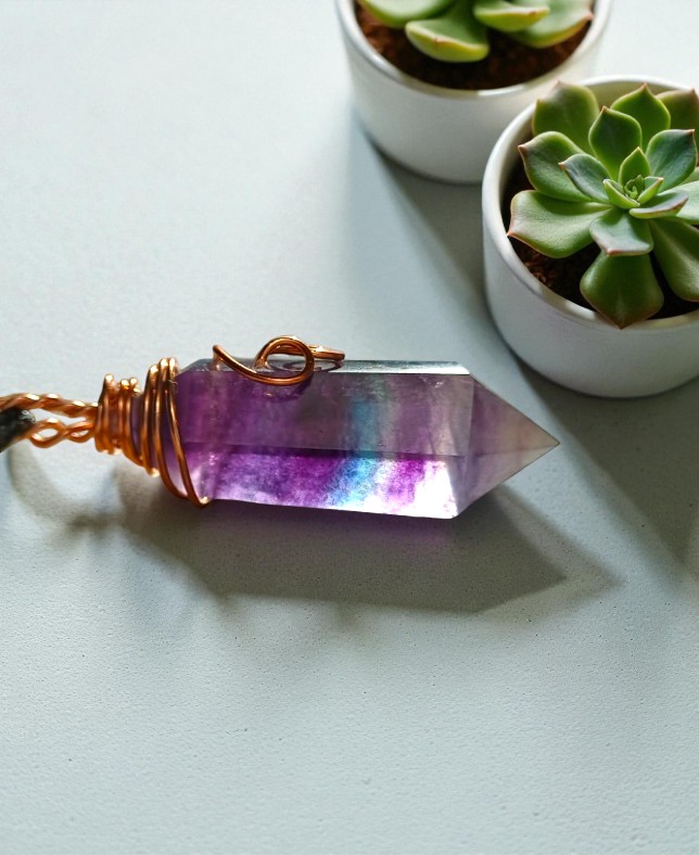 Ciondolo in Fluorite a Doppia Punta – Armonia e Flusso Mentale