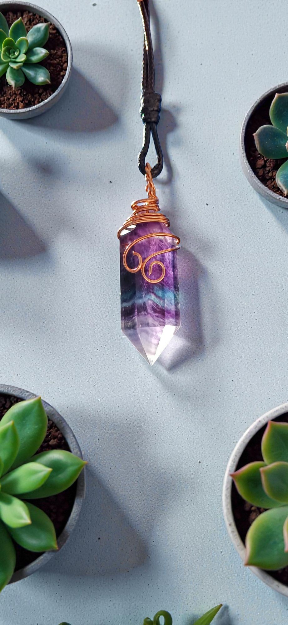 Ciondolo in Fluorite a Doppia Punta – Armonia e Flusso Mentale - immagine 2