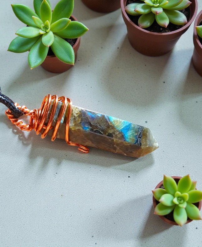 Ciondolo in Labradorite a Punta Singola – Protezione e Intuizione
