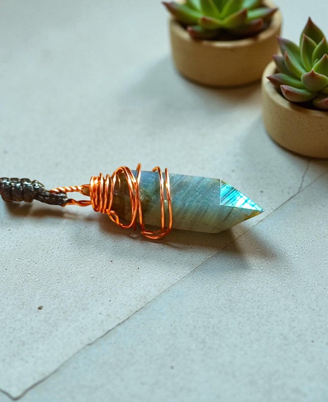 Ciondolo in Labradorite a Doppia Punta – Equilibrio e Scudo Energetico