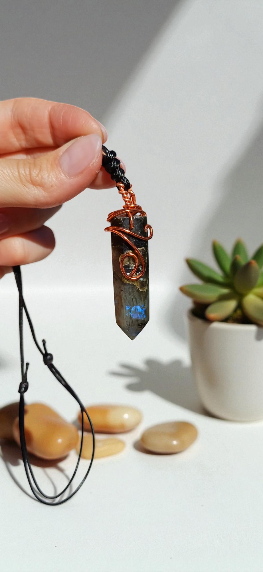Ciondolo in Labradorite a Punta Singola – Protezione e Intuizione - immagine 2