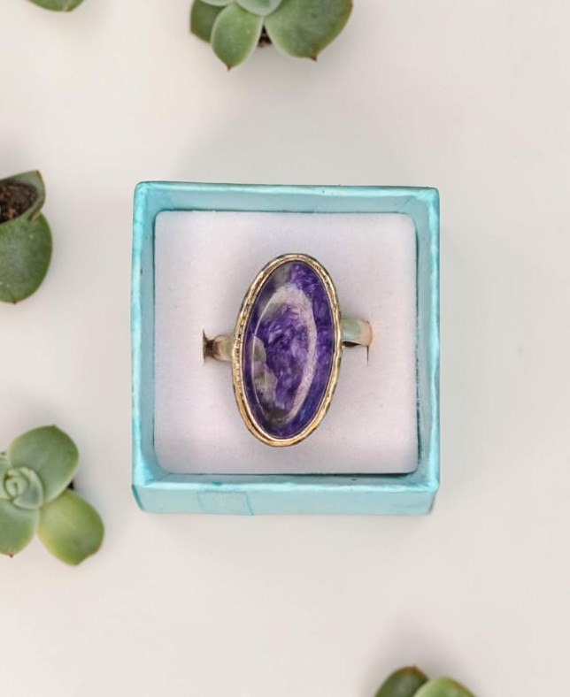 Anello Modello Vintage con Charoite – Eleganza Siberiana