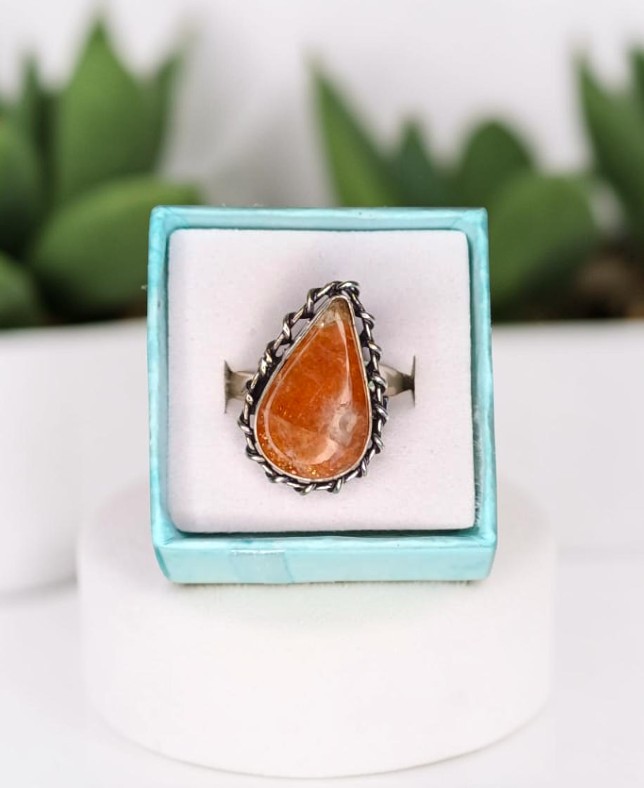 Anello Collezione Vintage con Pietra del Sole – Bagliore Caldo