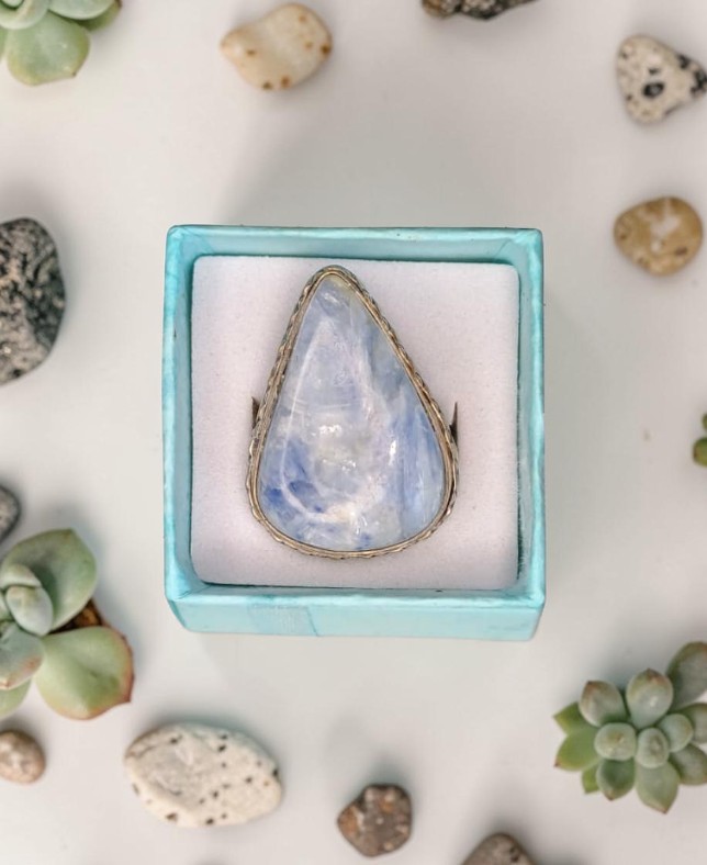 Anello Modello Vintage con Cianite Blu – Eleganza Lineare
