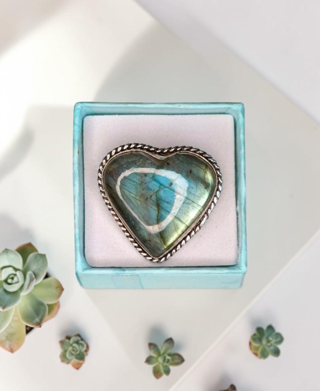 Anello Modello Vintage con Cuore di Labradorite – Spettacolo di Luci