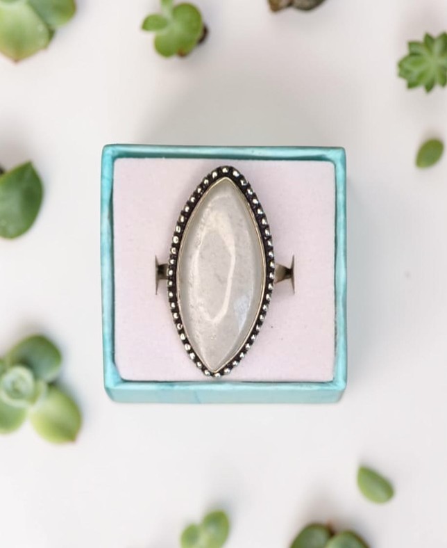 Anello Modello Vintage con Pietra di Luna – Fascino Lunare