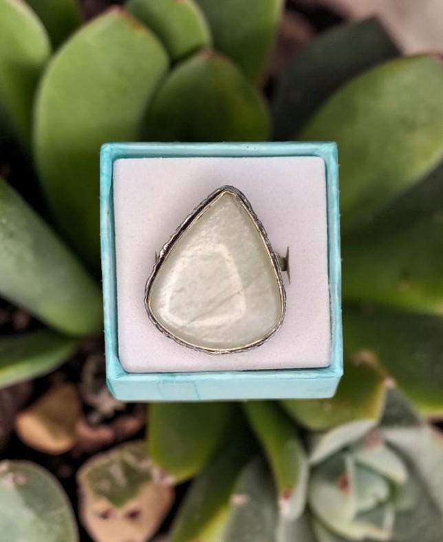 Anello Modello Vintage con Pietra di Luna – Fascino Lunare