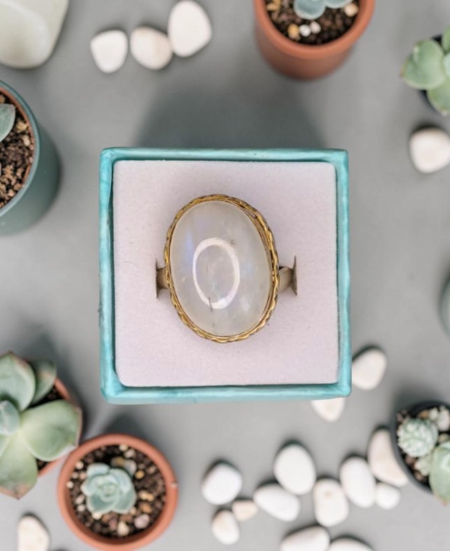 Anello Collezione Vintage con Labradorite Bianca – Riflessi di Luce
