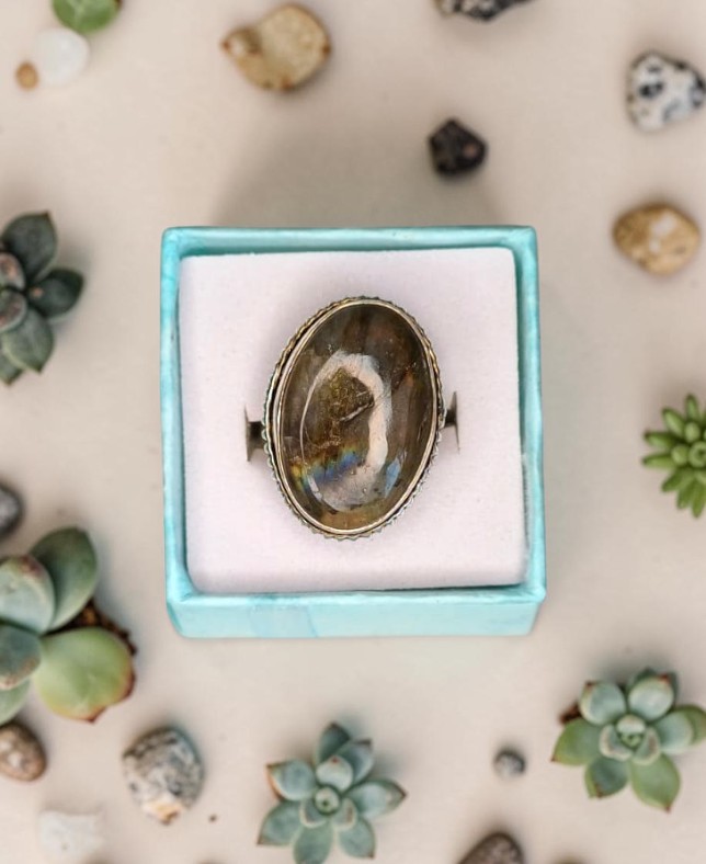 Anello Modello Vintage con Labradorite – Spettacolo di Luci