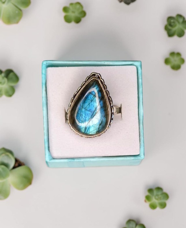 Anello Modello Vintage con Labradorite – Spettacolo di Luci