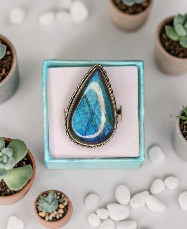 Anello Modello Vintage con Labradorite – Spettacolo di Luci