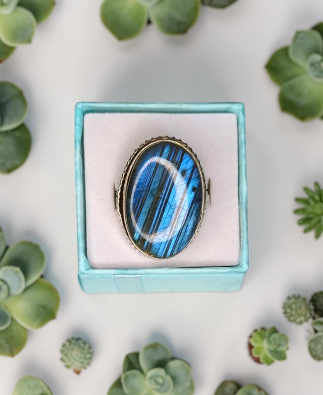 Anello Modello Vintage con Labradorite – Spettacolo di Luci