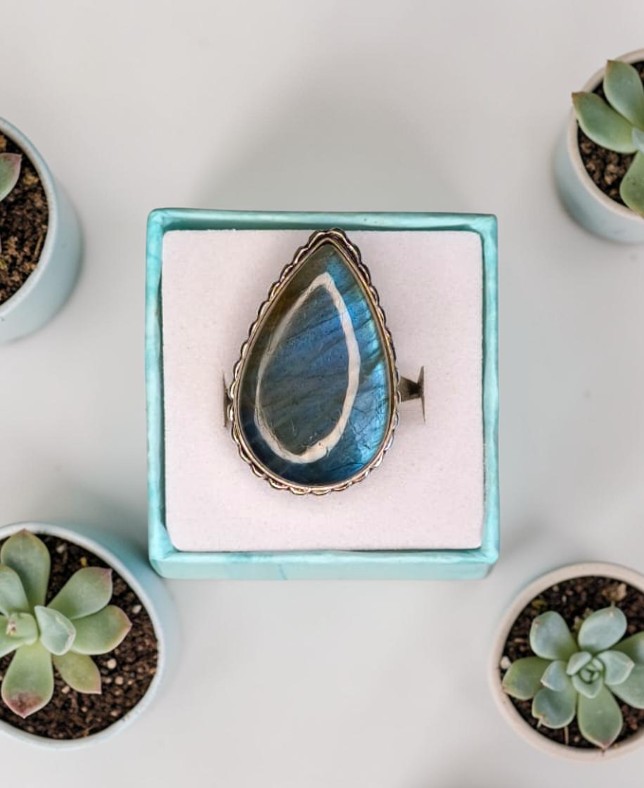 Anello Modello Vintage con Labradorite – Spettacolo di Luci