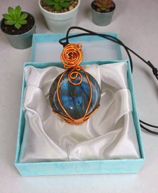 Medaglione in Labradorite – Protezione e Intuizione