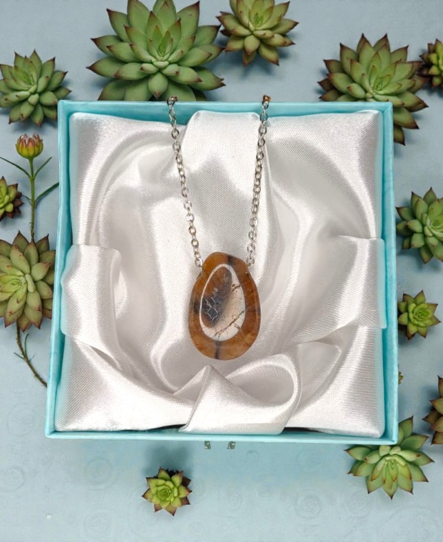 Chiastolite: Lo Scudo Spirituale e la Croce di Luce