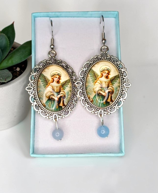 Connessione Celeste – Orecchini Pendenti con Angelo e Pietra Angelite