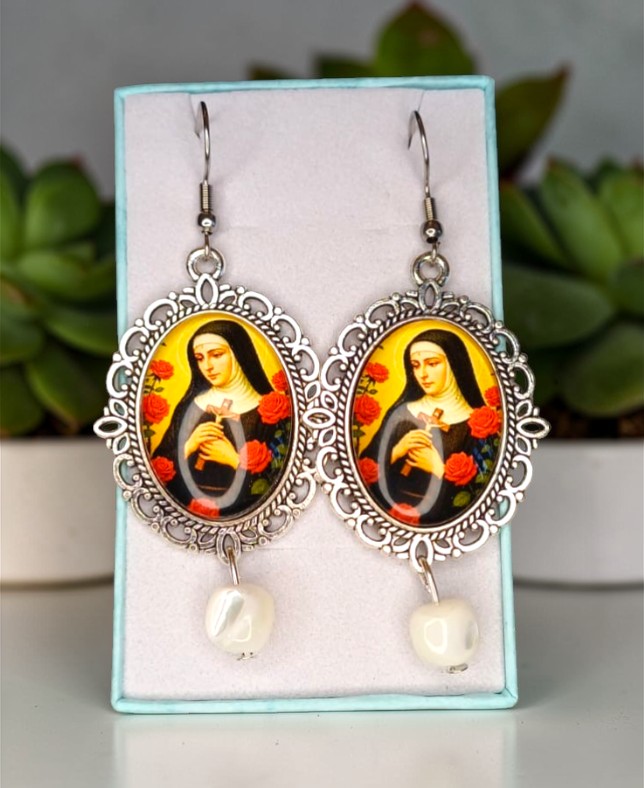 Luce di Resilienza – Orecchini Santa Teresa in Madreperla Naturale