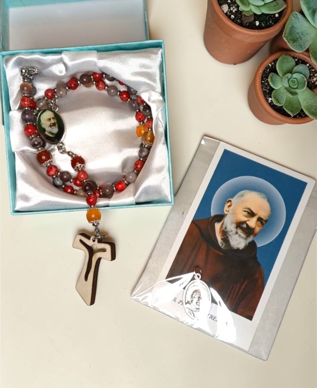 Rosario di Padre Pio: Il Cammino della Resilienza tra Protezione, Forza e Carità