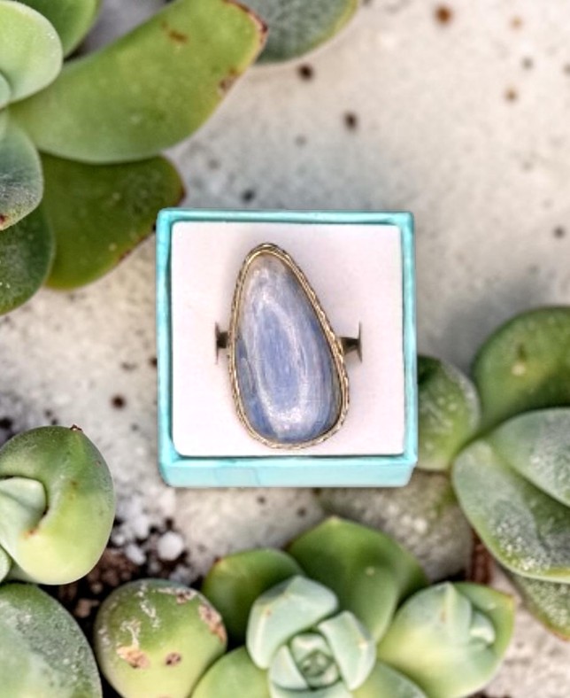 Anello Modello Vintage con Cianite Blu – Eleganza Lineare