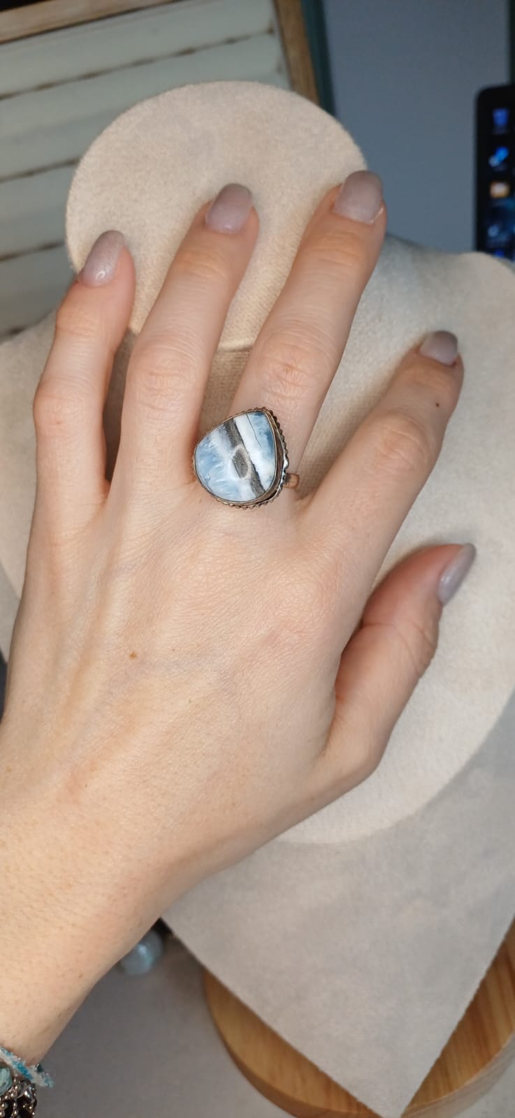 Anello Collezione Vintage con Opale Blu – Luce dei Mari - immagine 2