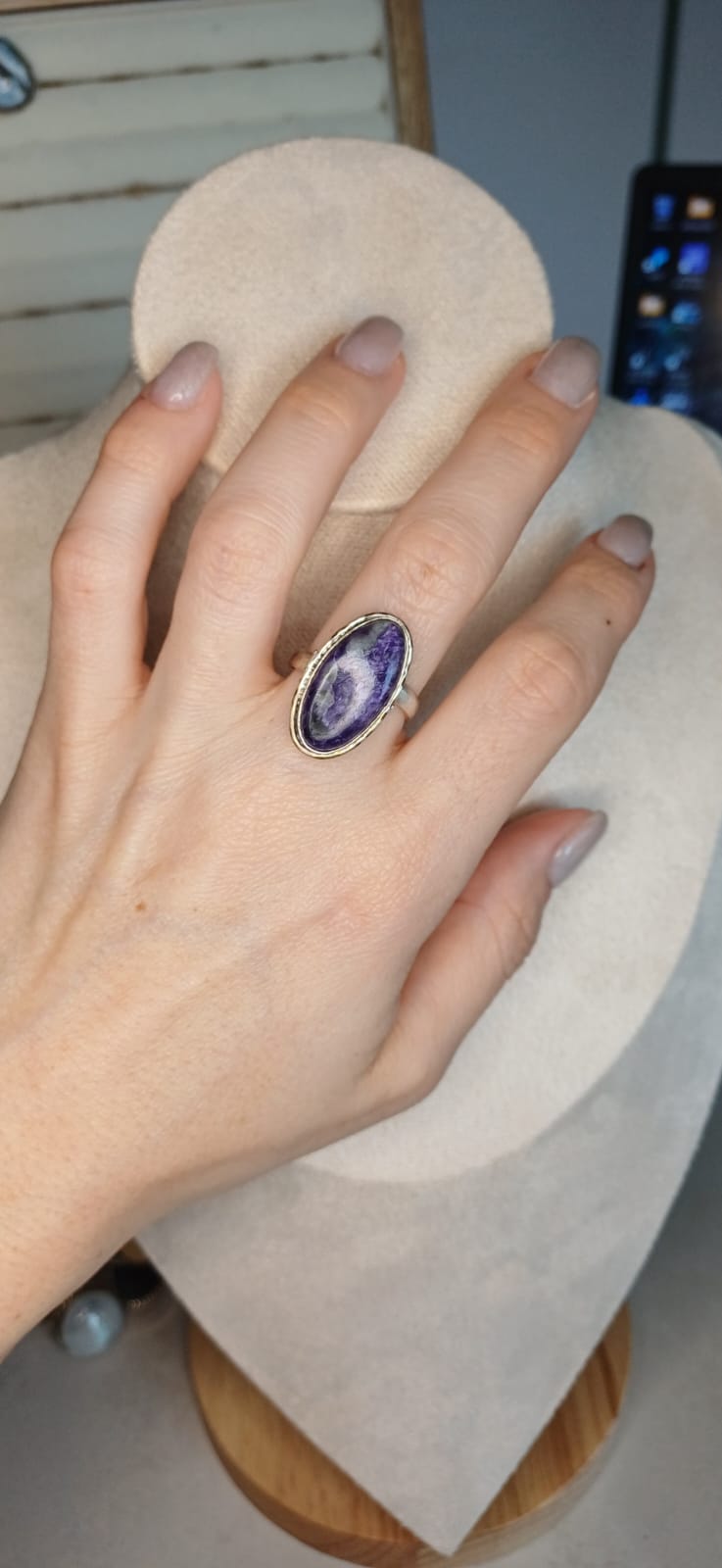 Anello Modello Vintage con Charoite – Eleganza Siberiana - immagine 2