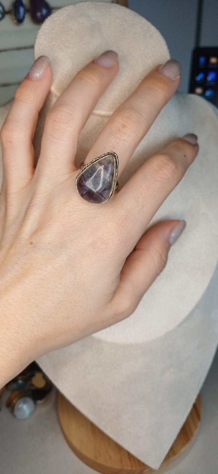 Anello Modello Vintage con Fluorite – Geometria di Colori - immagine 2