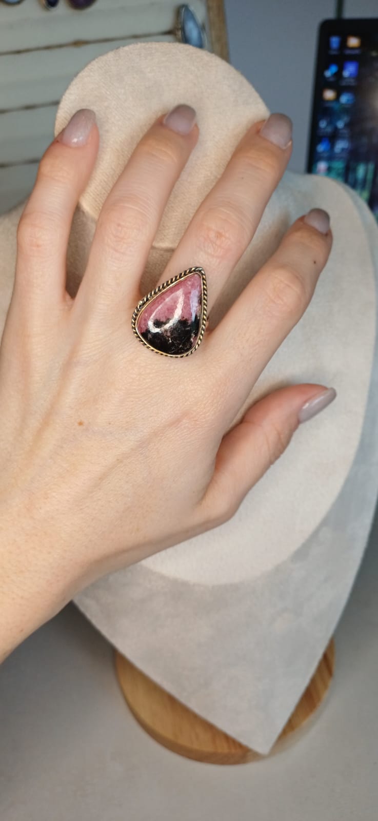 Anello Collezione Vintage con Rodonite – Il Cuore della Terra - immagine 2