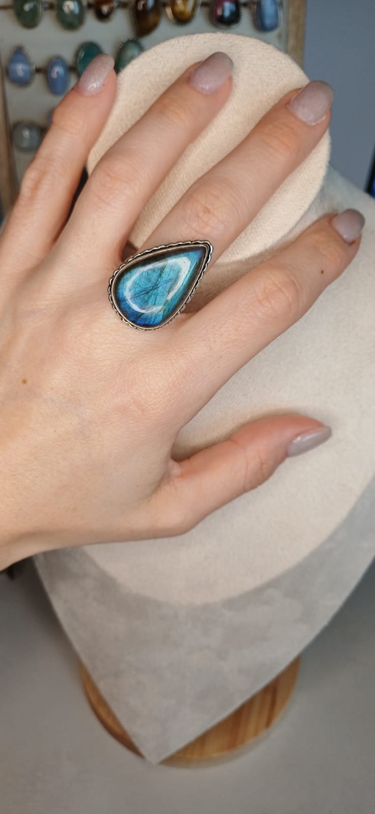 Anello Modello Vintage con Labradorite – Spettacolo di Luci - immagine 2