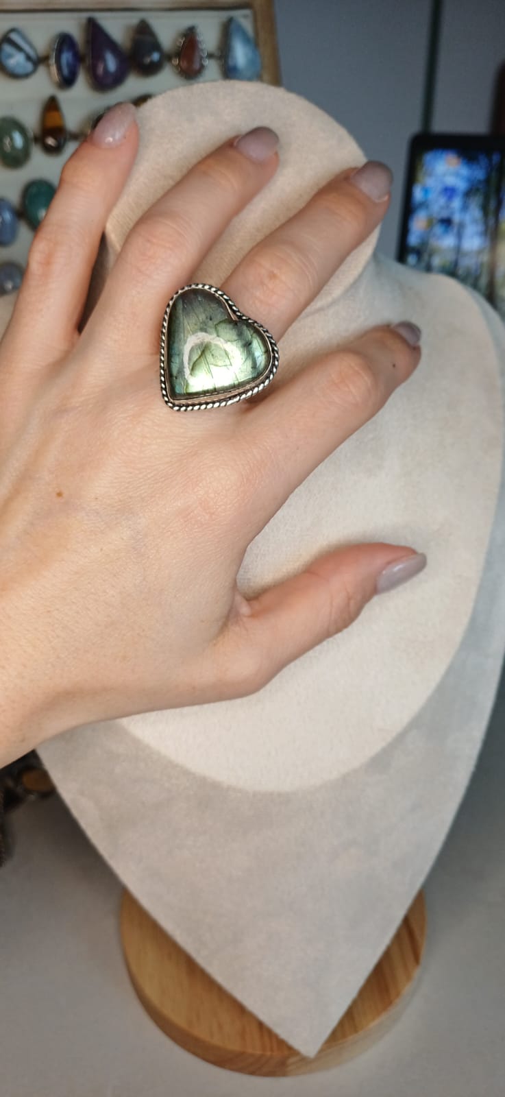 Anello Modello Vintage con Cuore di Labradorite – Spettacolo di Luci - immagine 2