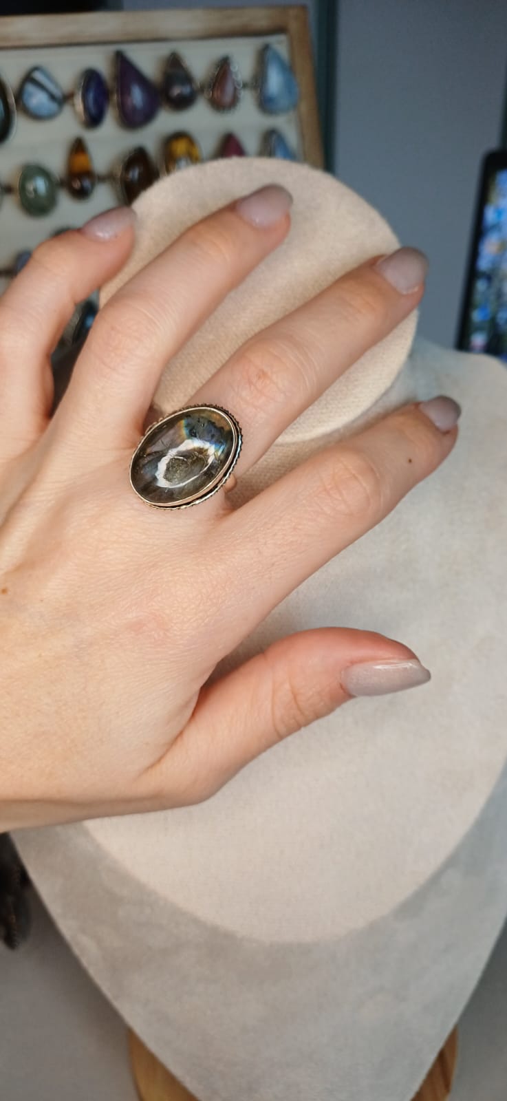 Anello Modello Vintage con Labradorite – Spettacolo di Luci - immagine 2