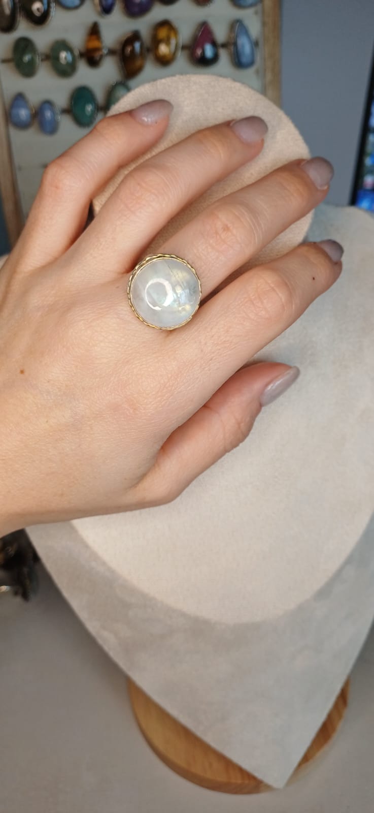 Anello Collezione Vintage con Labradorite Bianca – Riflessi di Luce - immagine 2