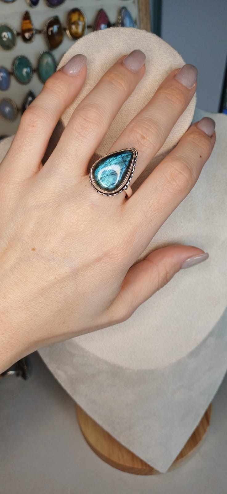 Anello Modello Vintage con Labradorite – Spettacolo di Luci - immagine 2