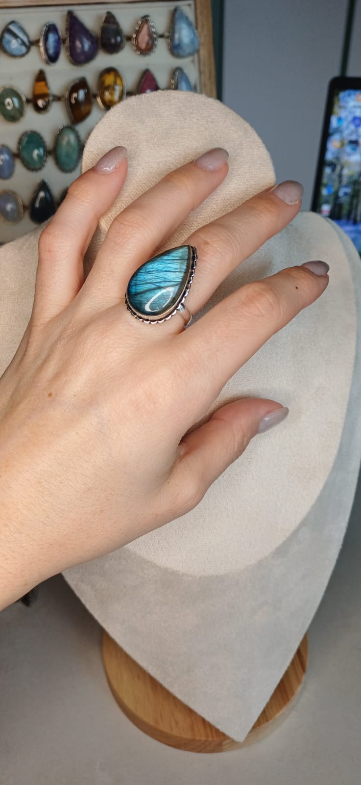 Anello Modello Vintage con Labradorite – Spettacolo di Luci - immagine 2