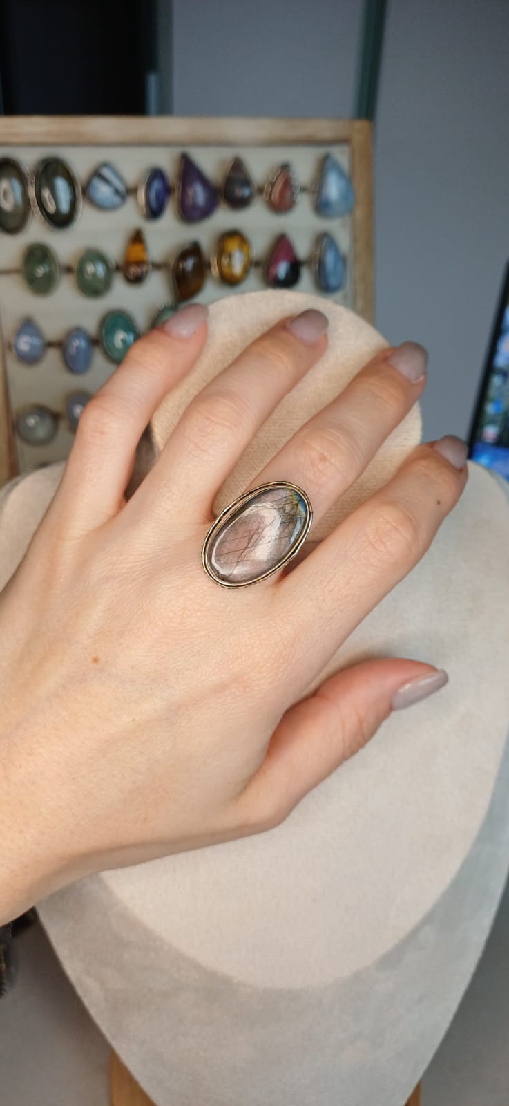 Anello Modello Vintage con Labradorite – Spettacolo di Luci - immagine 2