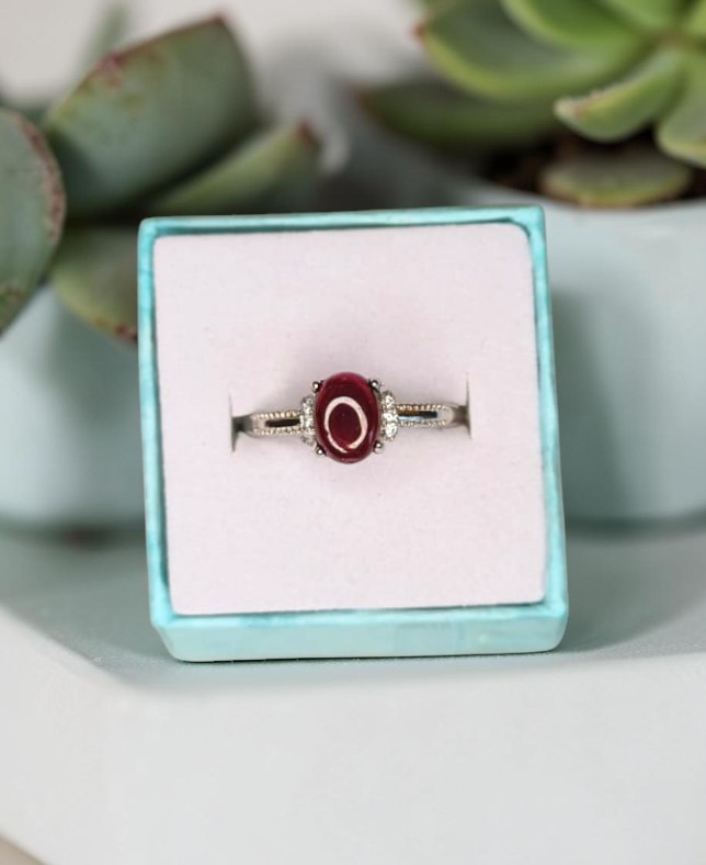 Anello Royal – Granato Naturale | Energia, Forza e Determinazione
