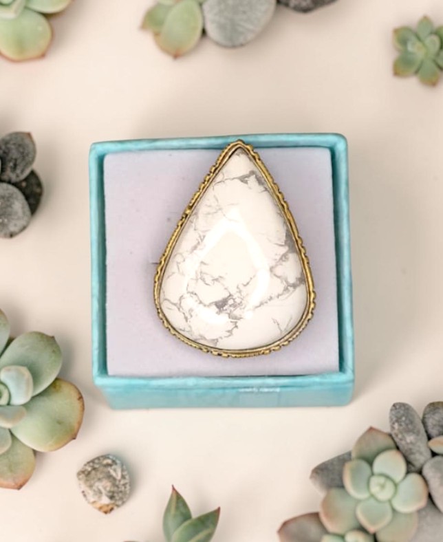Anello Modello Vintage con Howlite Bianca Naturale