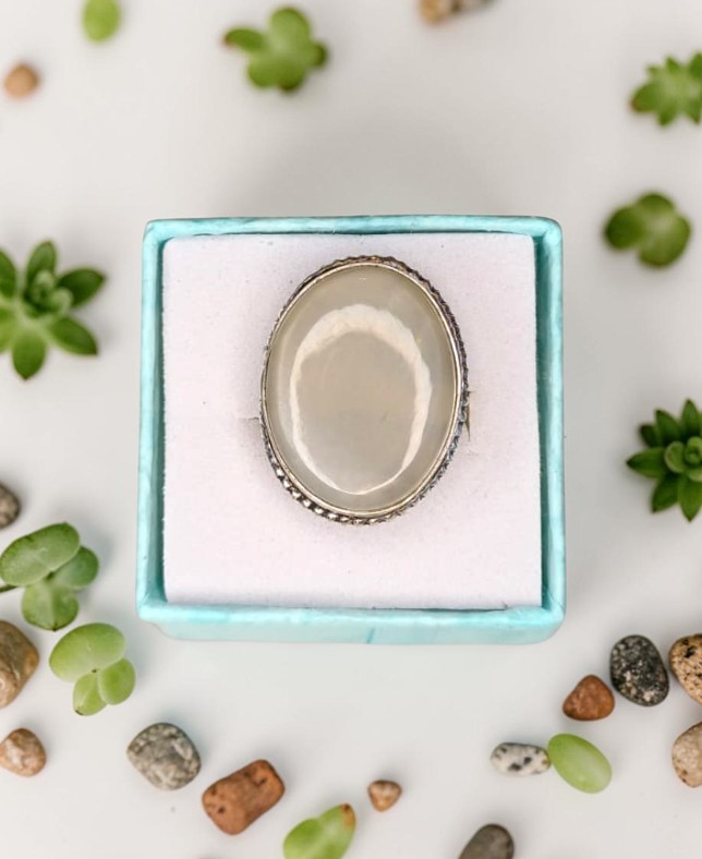 Anello Modello Vintage con Pietra di Luna – Fascino Lunare