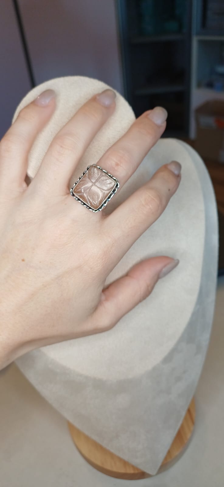 Anello Modello Vintage con Pietra di Luna Pesca – Fascino Lunare in Pietra Naturale Intagliata - immagine 2