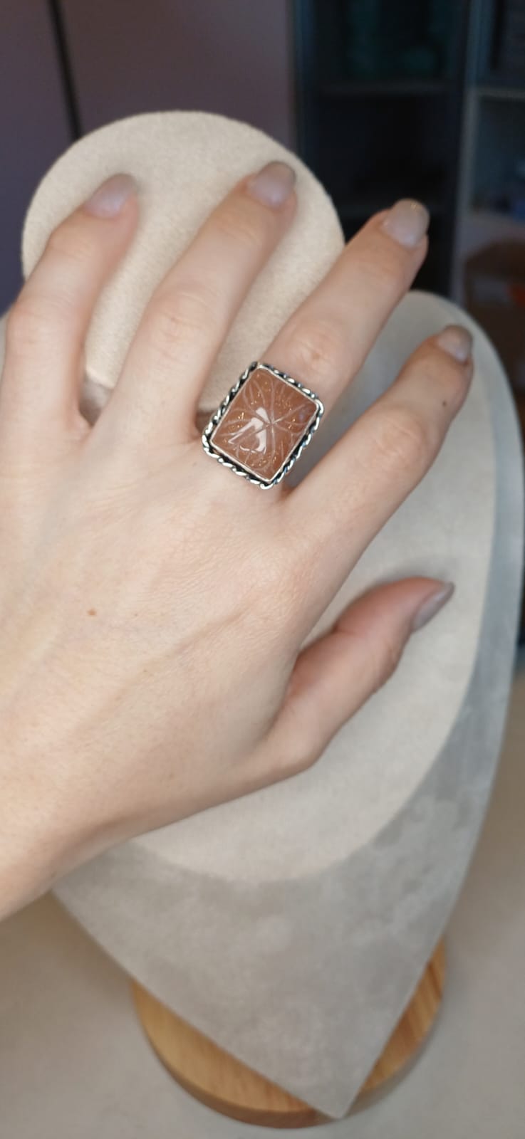 Anello Modello Vintage con Pietra di Luna Pesca – Fascino Lunare in Pietra Naturale Intagliata - immagine 2